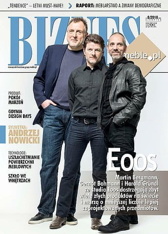 Okładka miesięcznika BIZNES.meble.pl - wydanie sierpień 2018. Na okładce: od lewej: Martin Bergmann, Gernot Bohmann i Harald Gründl ze studio Eoos. Fot. Elfi Semotan.