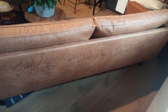 Aukcja charytatywna sofy Rodeo, BM Housing