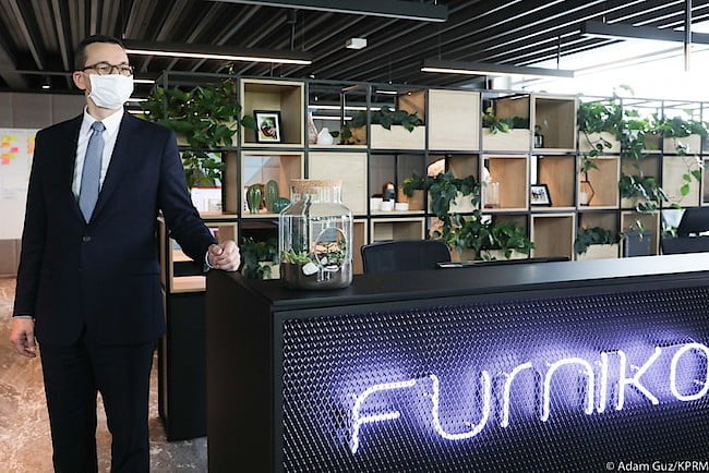 Premier Mateusz Morawiecki podczas wizyty w firmie Furniko.