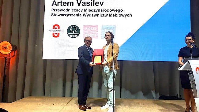 Artem Vasiliev, prezes Międzynarodowego Stowarzyszenia Wydawnictw Meblarskich IAFP, redaktor naczelny „Mebelny Biznes”, wręcza Przemysławowi Trawie, prezesowi Grupy MTP, tablicę pamiątkową z okazji zorganizowania AGM podczas targów „Meble Polska"