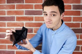 Po latach fominacji kobiet, w 2021 roku upadłość konsumencką zaczęło ogłaszać więcej mężczyzn.