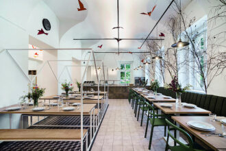 W miejscach, w których spotyka się wiele osób, higiena jest szczególnie ważna. Dzięki szerokiemu asortymentowi produktów i dekorów architekci i wykonawcy nie mają żadnych ograniczeń. Zdjęcie: © Filip Györe