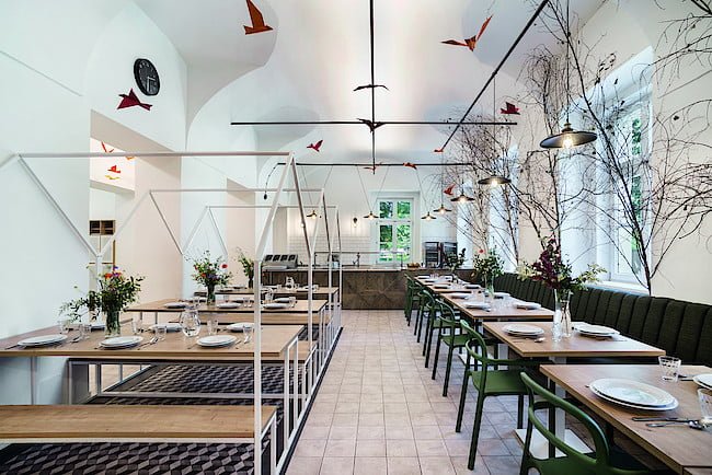 W miejscach, w których spotyka się wiele osób, higiena jest szczególnie ważna. Dzięki szerokiemu asortymentowi produktów i dekorów architekci i wykonawcy nie mają żadnych ograniczeń. Zdjęcie: © Filip Györe