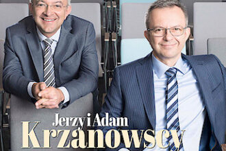 Okładka miesięcznika BIZNES.meble.pl - wydanie kwiecień 2021. Na okładce: Jerzy i Adam Krzanowscy, twórcy firmy Nowy Styl.