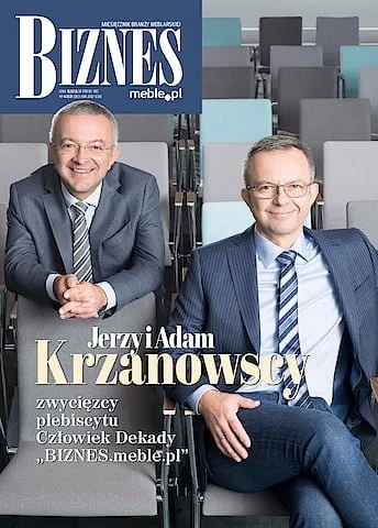 Okładka miesięcznika BIZNES.meble.pl - wydanie kwiecień 2021. Na okładce: Jerzy i Adam Krzanowscy, twórcy firmy Nowy Styl.