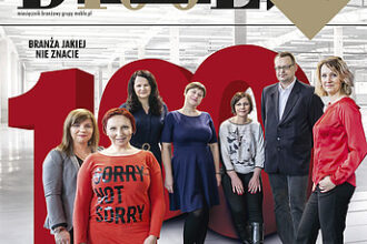 Okładka miesięcznika BIZNES.meble.pl - wydanie luty 2023. 100 wydanie. Na okładce: Zespól miesięcznika BIZNES meble.pl. Od lewej: Anna Szypulska, Ula Ditrych, Kinga Antonowicz, Diana Nachiło, Anna Żamojda, Marek Hryniewicki, Katarzyna Romanowska. Fot. Tomasz Markowski.