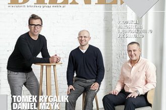 Okładka miesięcznika BIZNES.meble.pl - wydanie luty 2015. Na okładce: Daniel Mzyk - prezes Zarządu, Tomek Rygalik - dyrektor kreatywny, Marcin Depa - dyrektor handlowy w firmie Paged Meble.