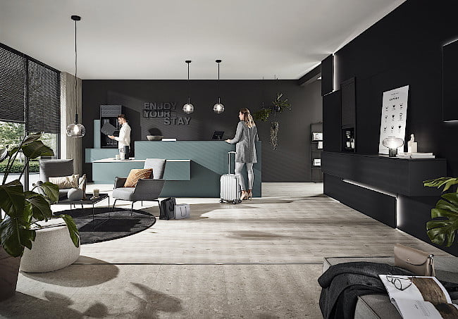 Otwarta kuchnia z wykorzystaniem materiałów RAUVISIO noir