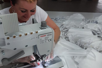 WAJNERT MEBEL wspiera walkę z coronawirusem, Szwaczki szyją maseczki.