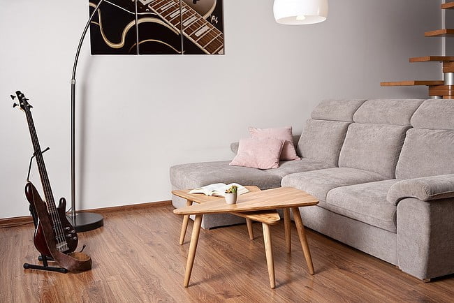 W niewielkich mieszkaniach salon pełni wiele funkcji.