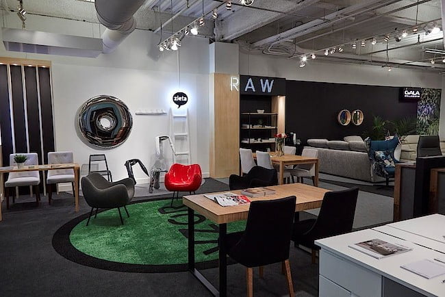 W dniach 13-21 października 2020 r. na targach w High Point w polskim showroomie zaprezentowało się 7 polskich marek meblowych: Benix, Black Red White, Gala Collezione, Raw, Szynaka Meble, Vzór i Zieta Studio.