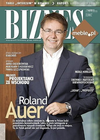Okładka miesięcznika BIZNES.meble.pl - wydanie lipiec-sierpień 2013. Na okładce: Roland Auer, członek Zarządu ds. sprzedaży i marketingu całej Grupy Schattdecor