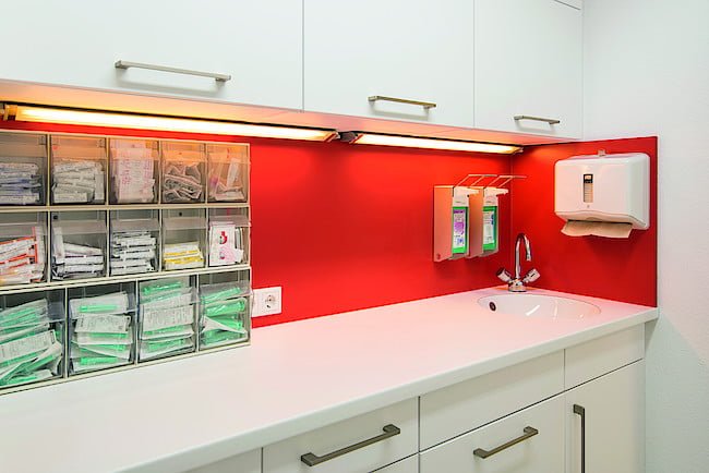 Powierzchnie o właściwościach antybakteryjnych są szczególne ważne w sektorze opieki zdrowotnej. To tutaj testowane i certyfikowane produkty EGGER wyróżniają się w kwestii bezpieczeństwa i designu. Zdjęcie: © fotografische Werkstatt Katharina Jaeger