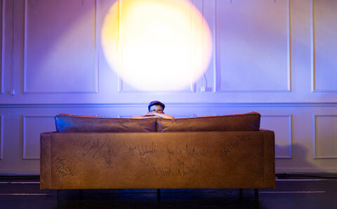 Kanapa Rodeo z podpisami największych gwiazd polskiej sceny muzycznej.