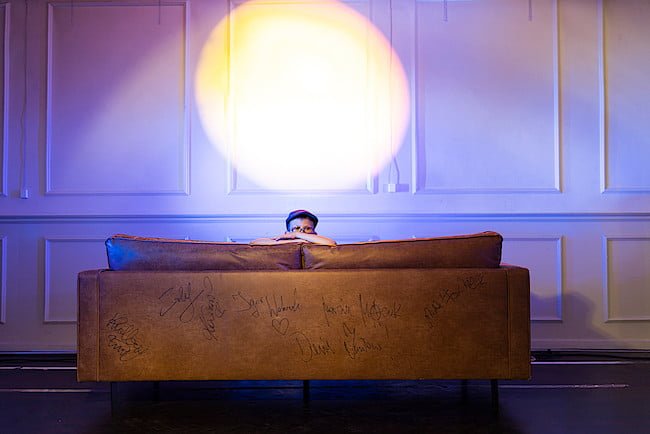 Kanapa Rodeo z podpisami największych gwiazd polskiej sceny muzycznej.