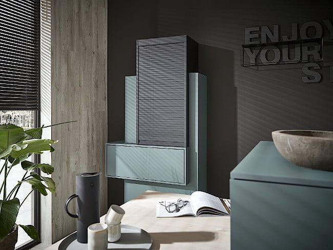 Wnętrze biurowe z wykorzystaniem materiałów RAUVISIO noir