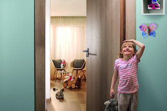 Laminaty Feelwood EGGER ze strukturą zsynchronizowaną z obrazem dekoru wyróżniają się szczególną autentycznością. Na zdjęciu: H3309 ST28 Dąb Gladstone piaskowy EGGER. Zdjęcie: © EGGER