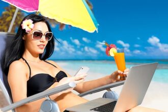 Ponad 30% specjalistów i menedżerów nie wyłącza służbowych urządzeń będąc na wakacjach.