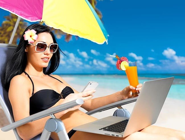 Ponad 30% specjalistów i menedżerów nie wyłącza służbowych urządzeń będąc na wakacjach.