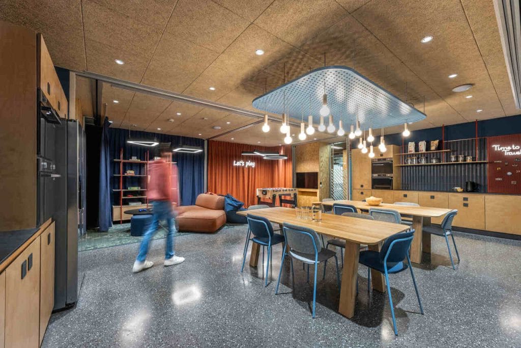 Nowoczesne biuro poznańskiego oddziału międzynarodowej firmy z branży FinTech, zaprojektowane przez architektów z pracowni AKA Studio, powstało w duchu zasady 3R: Reduce, Reuse, Recycle. Przestrzeń zaprojektowano tak, by sprzyjała zarówno komfortowi fizycznemu i emocjonalnemu pracowników, jak i ich integracji. To miejsce, w którym praca i relaks płynnie się łączą – także po godzinach, gdy pracownicy wspólnie grają w ulubione planszówki. Fot. W_Środku.