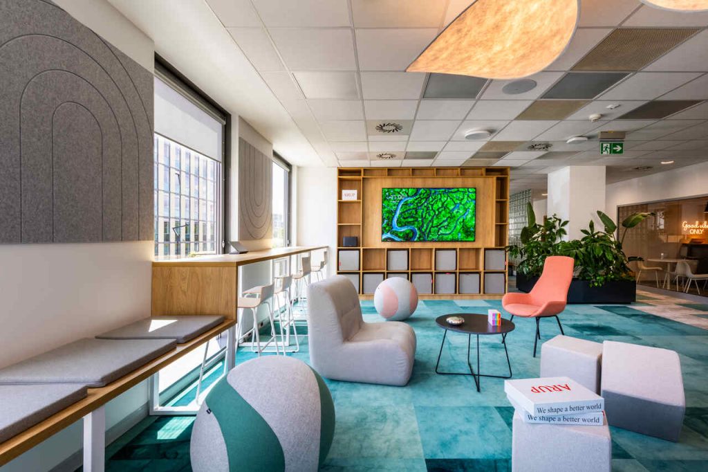 W trakcie renowacji krakowskiej siedziby, firma Arup położyła nacisk na poprawę komfortu pracy. Projektanci skupili się na opracowaniu przestrzeni sprzyjającej wspólnej kreatywnej pracy i integracji. Strefa coworkingu została zaprojektowana w duchu różnorodności z myślą o potrzebach różnych grup, a także osób z niepełnosprawnościami. Firma wzięła również pod uwagę hybrydowy charakter pracy pracowników, wdrażając system rezerwacji miejsc.
Fot. Piotr Markowski.