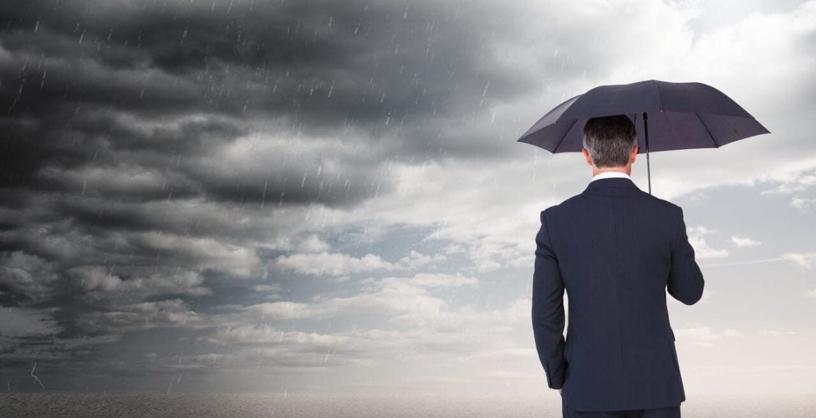 Na horyzoncie nowe regulacje, ale nad branżą meblarską wciąż wiszą czarne chmury. Fot. Creativeart / Freepik.