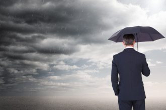 Na horyzoncie nowe regulacje, ale nad branżą meblarską wciąż wiszą czarne chmury. Fot. Creativeart / Freepik.