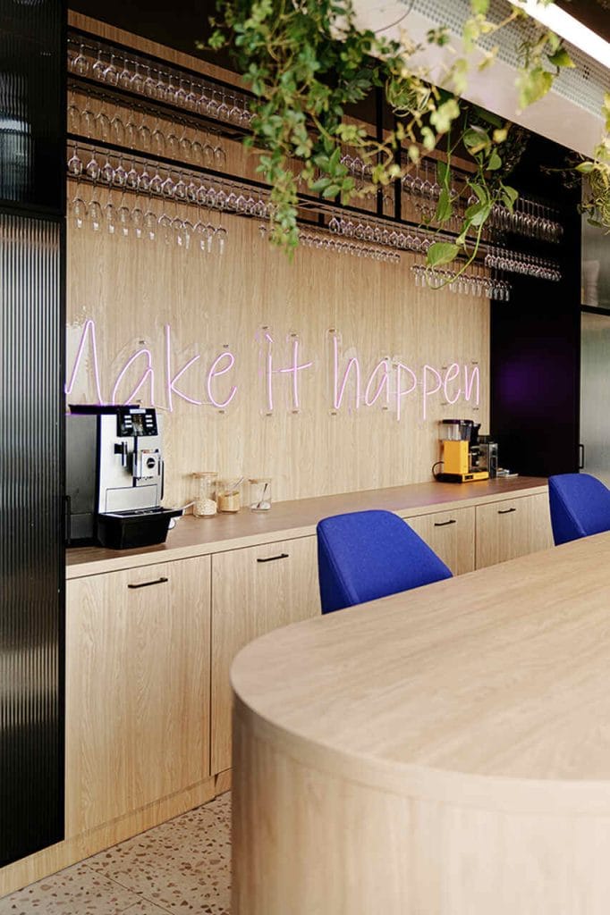 Największe wrażenie robi kuchnia, połączona ze strefą wspólną, będącą sercem biura. Dominująca, głęboko niebieska kolorystyka tworzy wyrazisty charakter przestrzeni, kontrastując z ciepłym drewnem. Uwagę zwraca również duża drewniana wyspa z nadwieszoną lampo-donicą, pełniąca funkcję zarówno użytkową, jak i estetyczną. To miejsce służy nie tylko do spożywania posiłków, ale i swobodnych spotkań członków zespołu oraz firmowych eventów. Projekt biura Fresha był efektem pracy zespołu SAAN Architekci pod kierownictwem głównej architektki, Igi Sawickiej i Aleksandry Niedużak. W zespole projektowym SAAN Architekci znalazły się również: Dominika Ogłoblin, Kinga Wiercioch, Viktoria Piatruchyk, Martyna Blaśkiewicz oraz Agnieszka Kubsik. Fot. Tom Kurek.