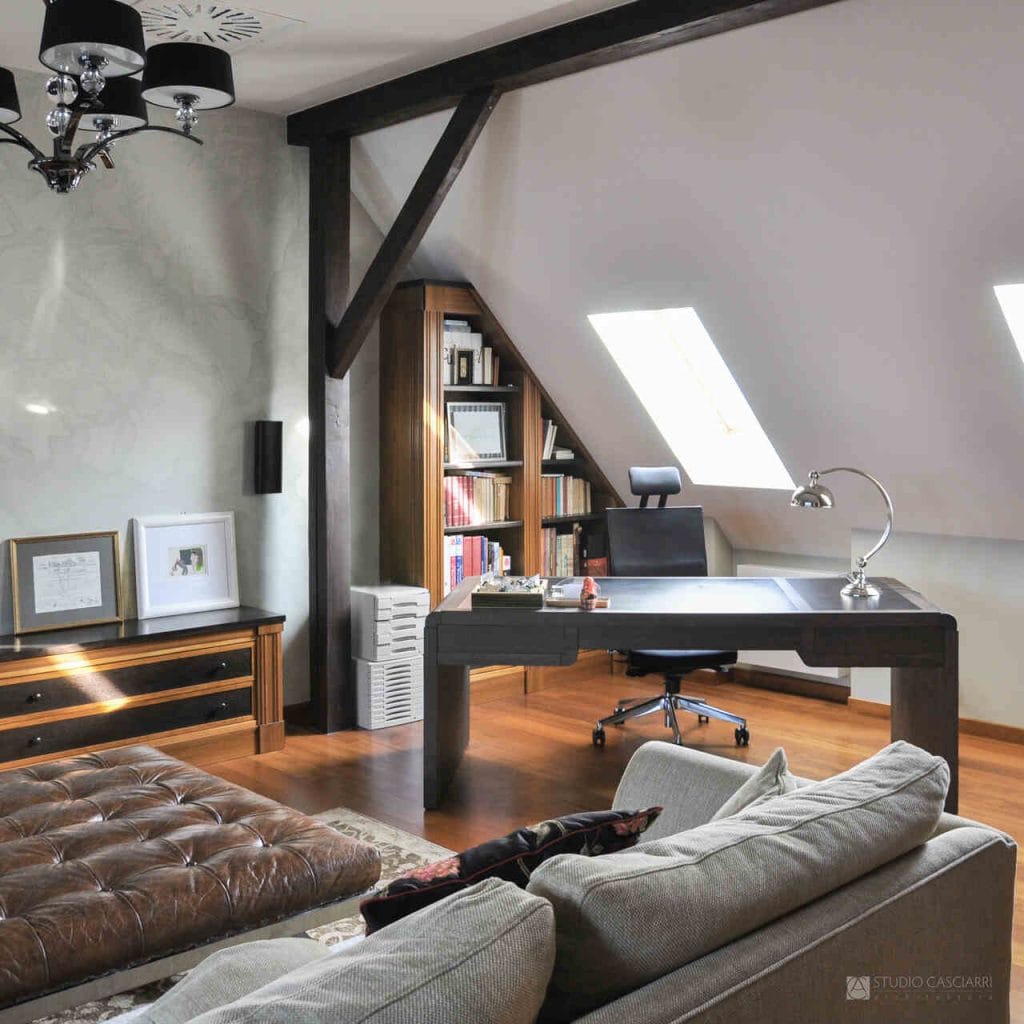 Gabinet na poddaszu willi w Warszawie, powierzchnia domu 600 m2, realizacja z 2016 r.