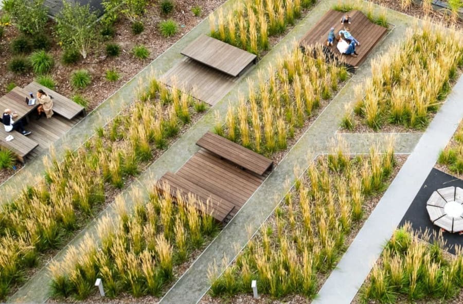 Projekt Pawła Grobelnego wyróżnia się minimalizmem, oszczędnością formalną, a także wykorzystywaniem naturalnych materiałów – szczególnie drewna.