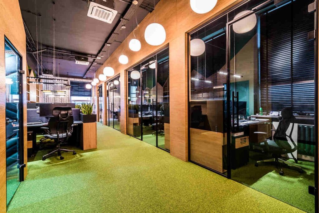 JFM Furniture specjalizuje się w kompleksowym wyposażaniu przestrzeni komercyjnych oraz prywatnych w różnego rodzaju meble. Wyróżniając się nieszablonowym podejściem do klienta firma, tym razem stanęła przed prawdopodobnie najtrudniejszym z dotychczasowych wyzwań – umeblowaniem własnego biura. Za realizację odpowiadał architekt Andrzej Burawski z pracowni Bracia Burawscy Architekci, a wykonanie fit-outu powierzono firmie PRW Design. Ta hybrydowa przestrzeń o powierzchni 500 m2 łączy w sobie funkcję biura oraz showroomu. W projekcie uwzględniono 4 strefy stylistyczne, które wyraźnie oddzielają poszczególne działy firmy, jednocześnie demonstrując różnorodne możliwości i trendy w aranżacji wnętrz biurowych. Fot. Marcin Mularczyk.