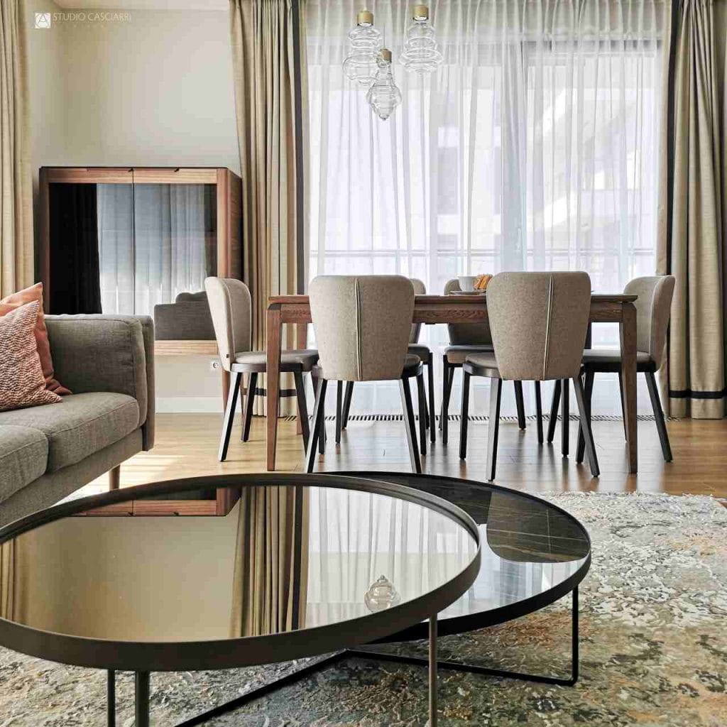 Salon i jadalnia w apartamencie w Warszawie, powierzchnia mieszkania 135 m2, realizacja z 2019 r.