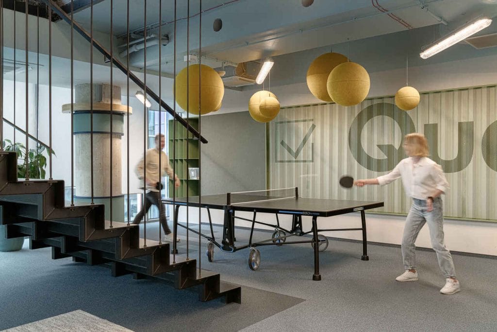 W biurze Sii Poland w Olivia Centre architekci Design Atomy zaplanowali różnorodność funkcji wnętrz z myślą o szerokich potrzebach pracowników. Są tu m.in. strefy gier z piłkarzykami, czy stół do ping-ponga. Fot. Tom Kurek.