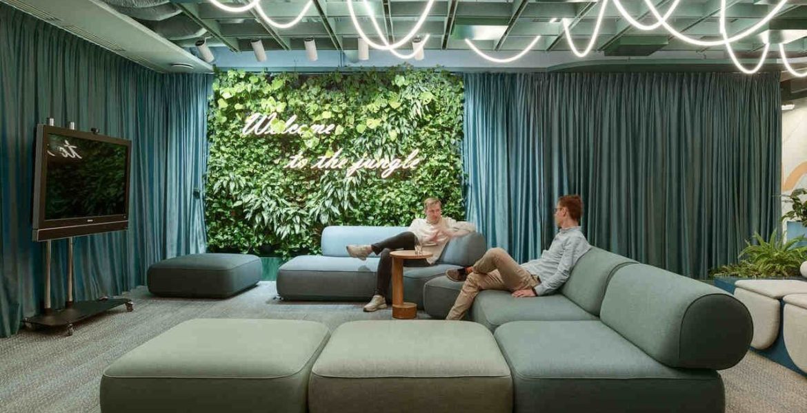 Nowoczesne biuro Sii Poland ze strefami spotkań, proj. Design Atomy, wyposażone zostały w miękkie, wygodne i obszerne sofy i fotele. Fot. Tom Kurek.