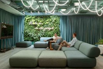 Nowoczesne biuro Sii Poland ze strefami spotkań, proj. Design Atomy, wyposażone zostały w miękkie, wygodne i obszerne sofy i fotele. Fot. Tom Kurek.