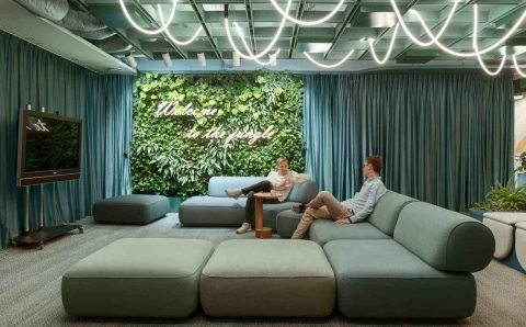 Nowoczesne biuro Sii Poland ze strefami spotkań, proj. Design Atomy, wyposażone zostały w miękkie, wygodne i obszerne sofy i fotele. Fot. Tom Kurek.