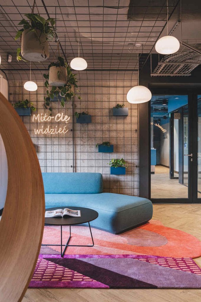 Specyficzna przestrzeń, ze stropami niższymi niż w typowych biurowcach, wymagała dostosowania do nowoczesnych standardów biurowych. Jednocześnie miała odzwierciedlać kluczowe wartości firmy, takie jak etyka pracy oraz dbałość o komfort i dobre samopoczucie pracowników i partnerów grupy. Kolorystyka wnętrza odgrywa kluczową rolę w budowaniu odpowiedniego nastroju i komfortu, harmonizując z brandingiem firmy. Siedziba Solano Group o powierzchni 1 tys. m² została zaprojektowana z myślą o psychicznym i fizycznym dobrostanie pracowników. Projekt wnętrza został zrealizowało AKA Studio pod kierownictwem architektki Karoliny Kowalik. Fot. Hanna Połczyńska / Kroniki Studio.