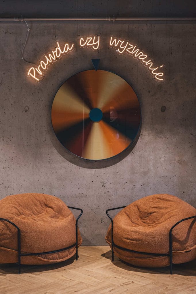 W przestrzeniach wspólnych w biurze Solano Group zdecydowano się nabardziej energetyczne akcenty, takie jak intensywny pomarańczowy i żółty, które kontrastują z resztą biura, wprowadzając element świeżości i pozytywnej energii. Fot. Hanna Połczyńska / Kroniki Studio.