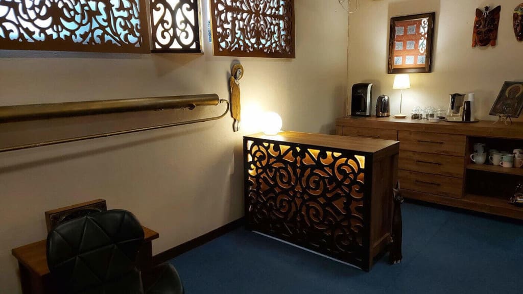 Stolarz Brodaty. Drewniane elementy i światło dają zaskakujące efekty.