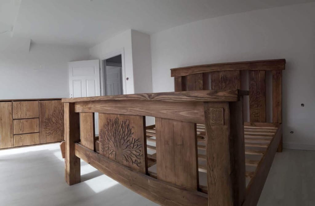 Stolarz Brodaty. Odbiorców drewnianego łóżka ucieszył fakt, że są w posiadaniu produktu jedynego w swoim rodzaju.