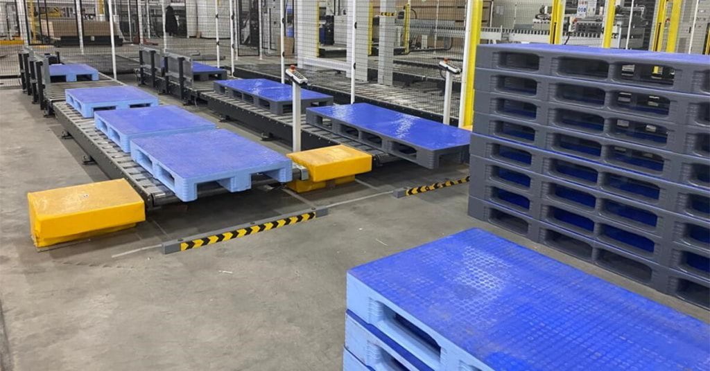 Palety z tworzywa sztucznego (w kolorze niebieskim) z oferty niemieckiej Grupy Craemer - miesięcznik i portal informacyjny branży meblarskiej biznes.meble.pl