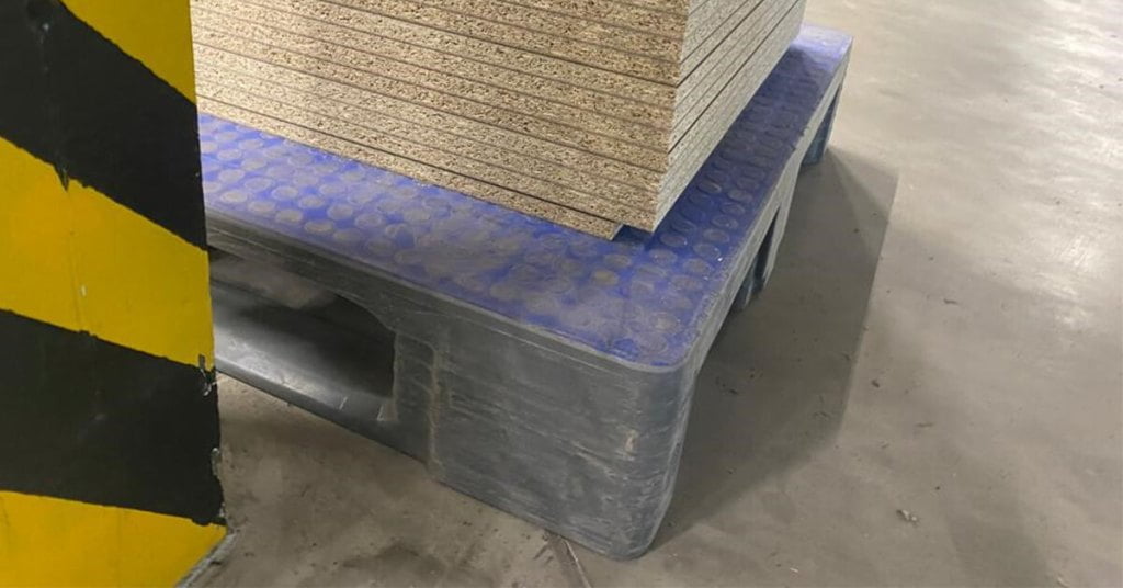 Palety z tworzywa sztucznego (w kolorze niebieskim) z oferty niemieckiej Grupy Craemer - miesięcznik i portal informacyjny branży meblarskiej biznes.meble.pl