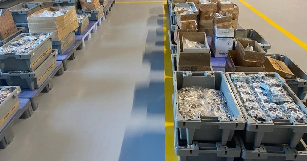 Palety z tworzywa sztucznego (w kolorze niebieskim) z oferty niemieckiej Grupy Craemer użyte w magazynie - miesięcznik i portal informacyjny branży meblarskiej biznes.meble.pl