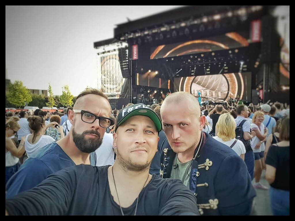 Męskie Granie, jeszcze przed wejściem na scenę.