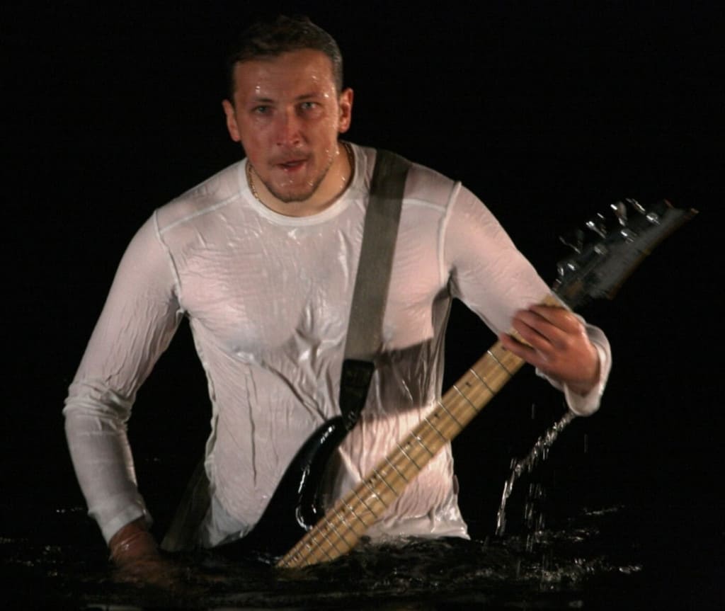 Na planie teledysku – o północy wyjście z jeziora.