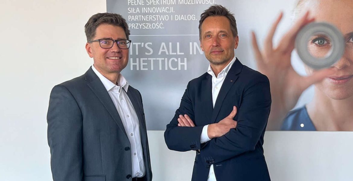 Od lewej: Krzysztof Czekalski, Dyrektor Finansowy i Administracyjny oraz Członek Zarządu Hettich Polska i FGV Europe, oraz Marcin Dzieciuchowicz, General Manager i Prokurent Hettich Polska i FGV Europe. Fot: Hettich.