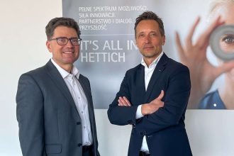 Od lewej: Krzysztof Czekalski, Dyrektor Finansowy i Administracyjny oraz Członek Zarządu Hettich Polska i FGV Europe, oraz Marcin Dzieciuchowicz, General Manager i Prokurent Hettich Polska i FGV Europe. Fot: Hettich.