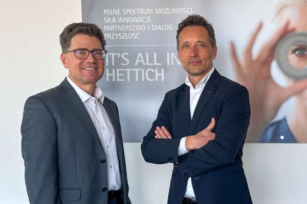 Od lewej: Krzysztof Czekalski, Dyrektor Finansowy i Administracyjny oraz Członek Zarządu Hettich Polska i FGV Europe, oraz Marcin Dzieciuchowicz, General Manager i Prokurent Hettich Polska i FGV Europe. Fot: Hettich.