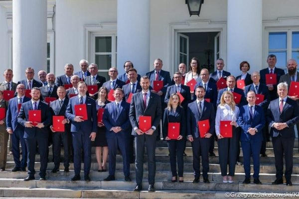 W uroczystości powołania Rady Klimatu i Środowiska uczestniczył zastępca szefa Kancelarii Prezydenta RP Adam Andruszkiewicz. Akty powołania członkom Rady wręczył Podsekretarz Stanu w KPRP Mateusz Kotecki. Fot. Grzegorz Jakubowski/KPRP.