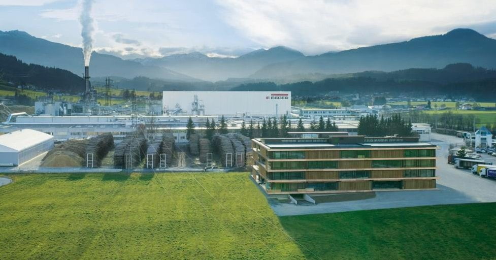 Grupa EGGER z siedzibą w austriackim Tyrolu ma już prawie 30-letnie doświadczenie w wykorzystywaniu drewna z recyklingu.